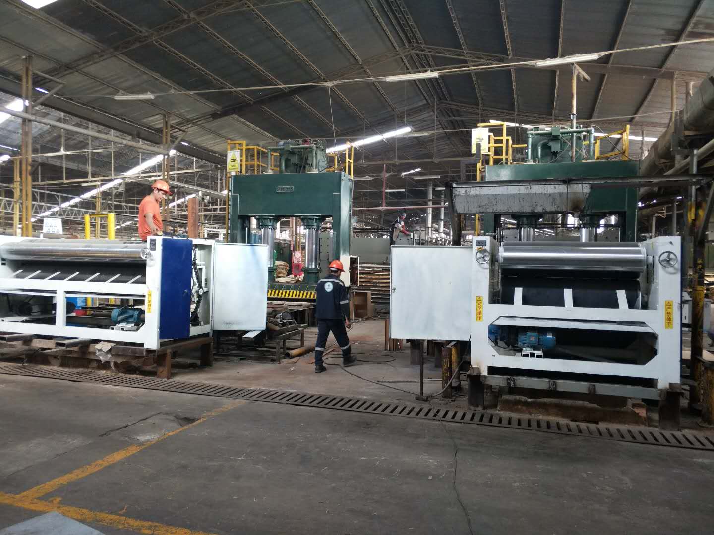 4 pies La línea de pelado de chapa automática se instala en Perú